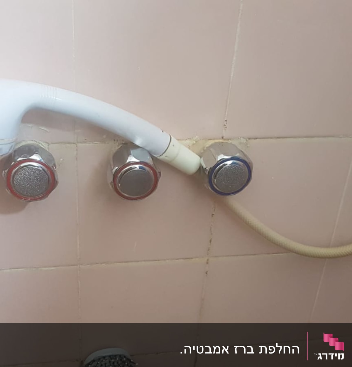 ראש מקלחת לבן עם ברזים על קיר קרמיקה